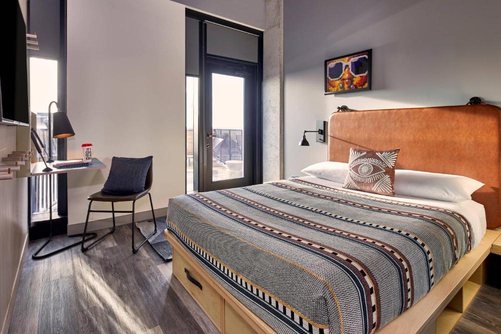 Queen Room with Balcony and Roll-In Shower - Mobility Access interior